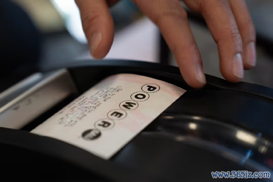 2025 年 12 月 22 日周一，好意思国俄勒冈州波特兰市，又名便利店伙计为主顾取强力球彩票。